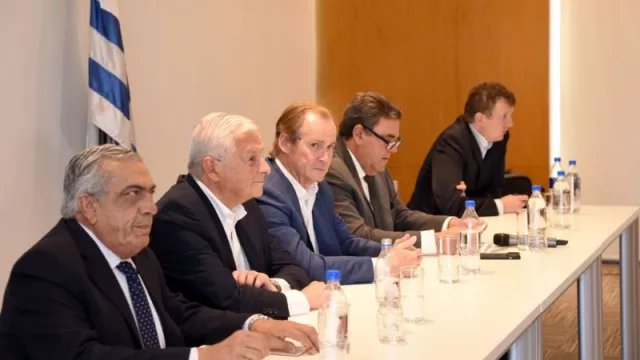 Se firmó contrato entre CARU y Jan De Nul para continuar las obras de dragado del río Uruguay