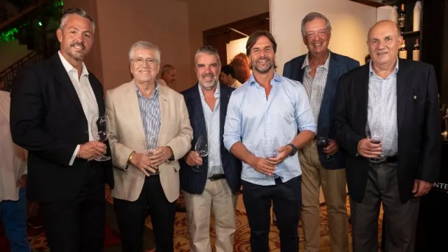Un brindis entre amigos y copas (el 20º Salón del Vino de Enjoy Punta del Este reunió más de 140 bodegas)