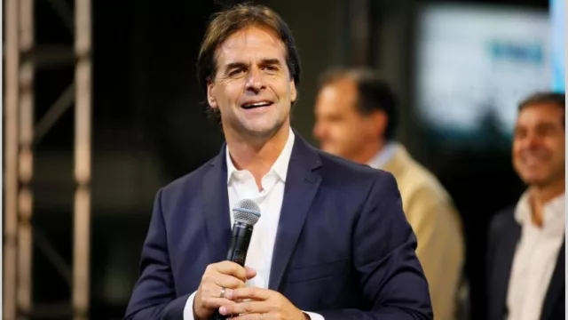 Lacalle Pou anunció la rebaja de IRPF y IASS y dijo que así se generará “un proceso virtuoso de mayor consumo y por ende de mayor dinamismo económico”.