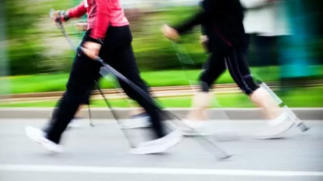 Marcha nórdica: ¿qué ventajas tiene caminar con bastones?