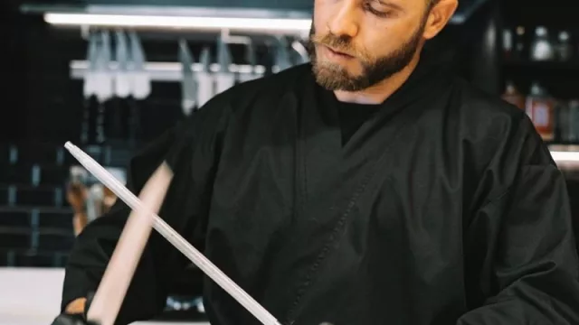 Umami utiliza 150 kilos de salmón por semana para hacer sushi (y ahora también abre a mediodía)