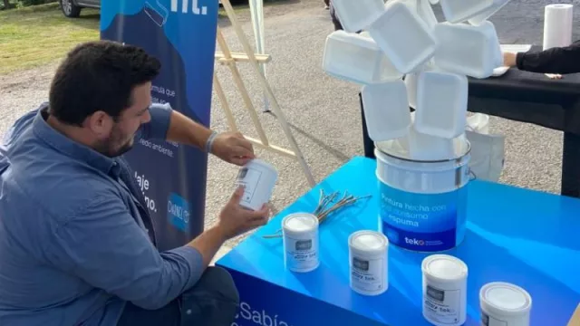 Transformar bandejas de espuma en pintura acrílica (en UY se hace de la mano de Darnel y Teko)