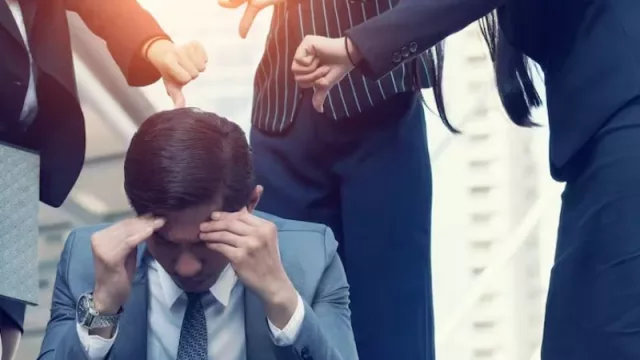 Cómo protegerse de compañeros de trabajo tóxicos