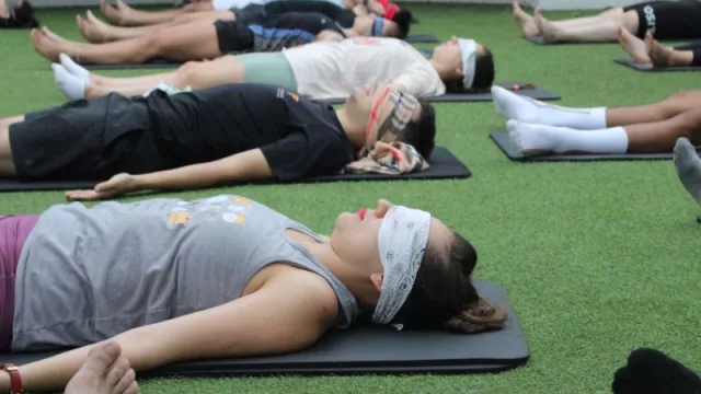 Yoga a ciegas: una práctica innovadora que ofrece Aguada Park a su comunidad