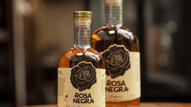 Rosa Negra y Vermut Flores salieron a buscar mercados (y se encontraron con dos gigantes con la puerta abierta)