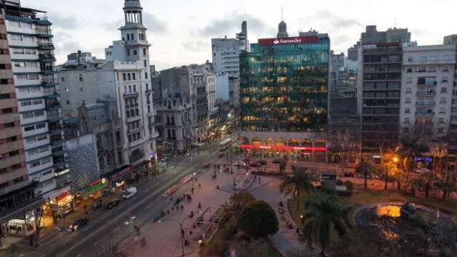 ¿Está de acuerdo en que se construya un servicio de tranvía entre Plaza Independencia y El Pinar?