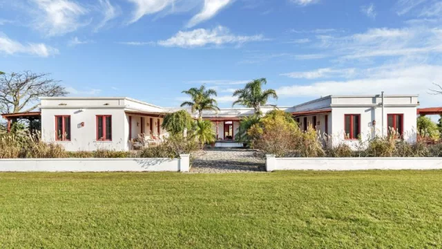 ¿Te comprarías esta chacra por US$ 1.950.000? (a 10 km de La Pedrera y hasta tiene cancha de polo)