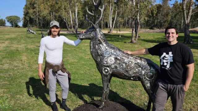 Comenzó con pequeñas esculturas de chatarra y hoy le encargan obras por miles de dólares (Cavani, Valentino Rossi y Lamborghini son algunos de sus clientes)