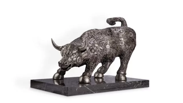 Toro de Wall Street para un financista argentino, hecho con monedas de USA y matriculas de taxis de New York