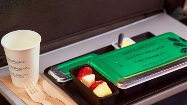 LATAM elimina el 88% de plásticos de un solo uso a bordo de sus aviones (y antes de cerrar el 2023 no utilizará más)