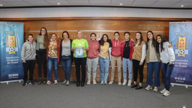 Atajándose todo (AUF y Embajada de EEUU organizaron actividad de fútbol femenino)