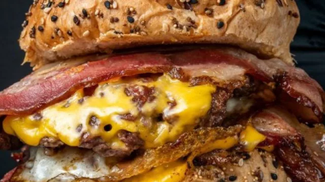 Lluvia de hamburguesas (El Desembarco se consolida en Montevideo y llega a  Punta del Este)