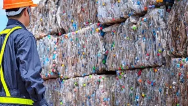 Siete cuadras de camiones cargados de plástico (lo que ATMA recupera al año en su planta… ¿y vos?)