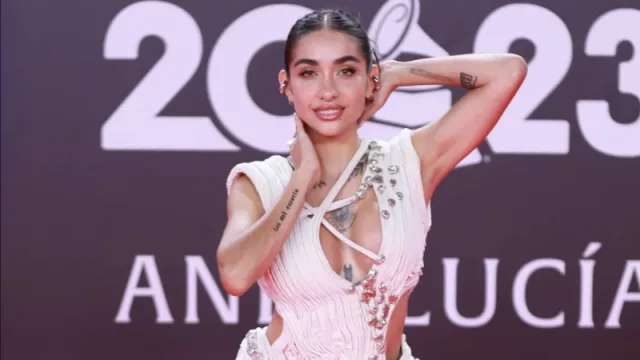 Un vestido de más de 200 hs para María Becerra