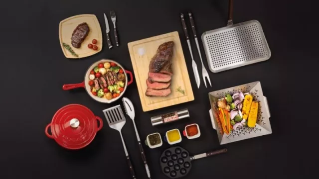 ¡Un aplauso para el asador! (todo a punto y bien cortado con los Bugatti Parrilla)