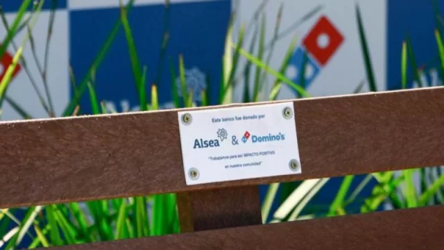 Alsea Sudamérica donó bancos ecológicos para instalar en la capital a través de Domino’s Pizza