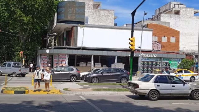 Mostaza transforma una esquina histórica de Montevideo