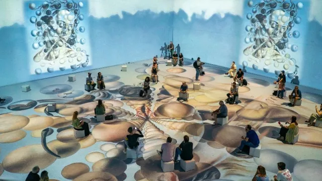 Sushi y vino con un toque surrealista (una nueva experiencia en Dalí Cibernético)