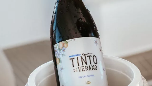 ¡Por fin en vaso y con hielo! (Pizzorno lanzó el vino Tinto de Verano)
