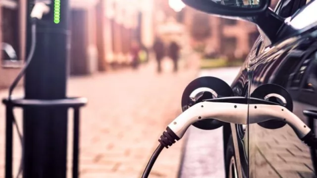 Enchufados al cuatro ruedas (en 2023 venta de autos eléctricos en UY creció 80,92%)