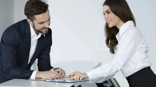 3 cosas a favor y 4 cosas en contras de tener tu novi@ en el mismo trabajo (18% cree que debería prohibirse)