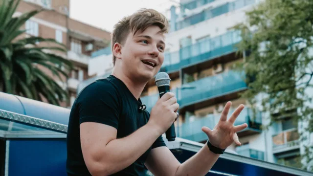 Se empieza a hacer realidad el sueño de Mateo Salvatto: Burger King Argentina incorpora Háblalo en sus locales (y la app empieza a ser un estándar)