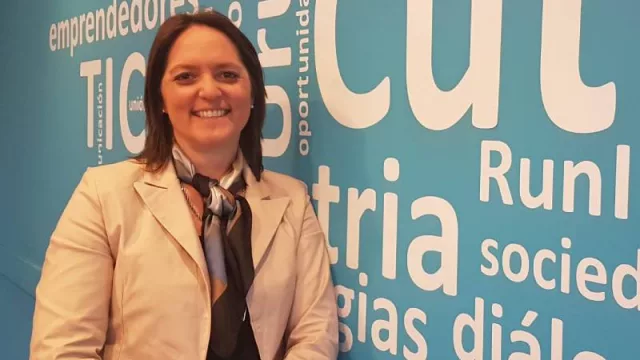 4 mujeres por cada 10 hombres se forman en el mundo tecnológico (una brecha persistente, que cambia a nivel cultural, dijo Mendaro)