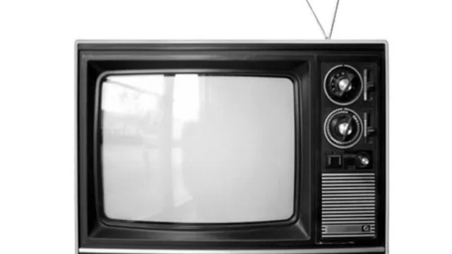 En UY la TV sigue viva gracias a ellas (que miran más que ellos según Kantar IBOPE Media)