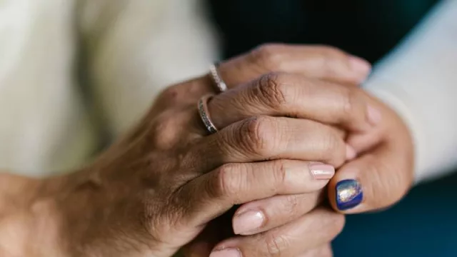 Costo de residencias para adultos puede alcanzar los 240.000 pesos mensuales (mujeres constituyen el 70%)