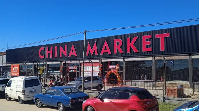 China Market abrió sus puertas y Arenas de Carrasco trabaja en un nuevo centro comercial