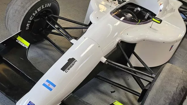 La uruguaya Salado Films ayudó a construir 21 réplicas de F1 para la serie de Ayrton Senna (y ahora se pueden comprar)