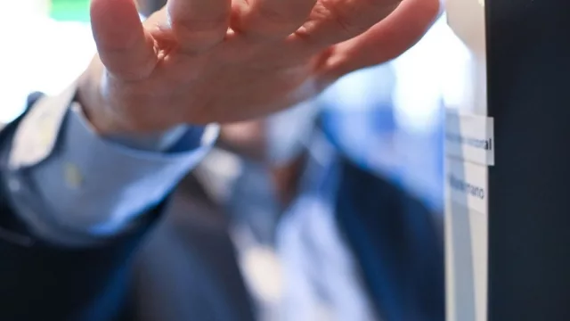 Con las manos llenas de plata (Mastercard y Tienda Inglesa lanzaron un piloto para hacer pagos con la palma de tu mano)