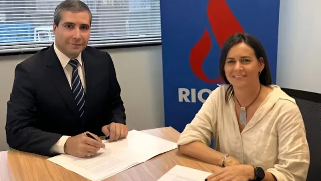Cr. Diego Guerrero, gerente general de Riogas, y Pamela Moreira, presidente de Fundación Canguro