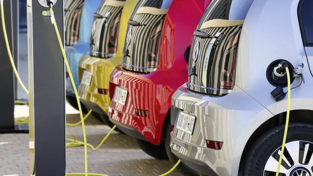 ¿Asegurar un auto eléctrico es más caro que uno a nafta? (sí… y en MVD más que Punta del Este)