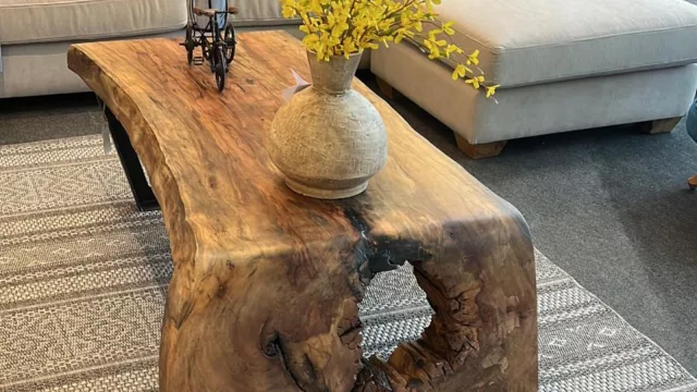 Haciendo mueble del árbol caído (Marvic presenta proyecto en madera recuperada)