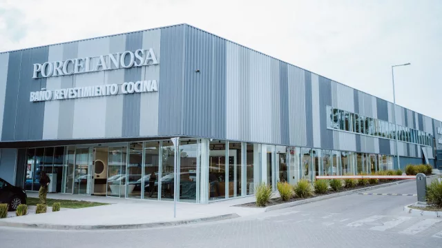 Llega desde Villarreal exclusividad e innovación (Porcelanosa desembarcó en Car One Center)