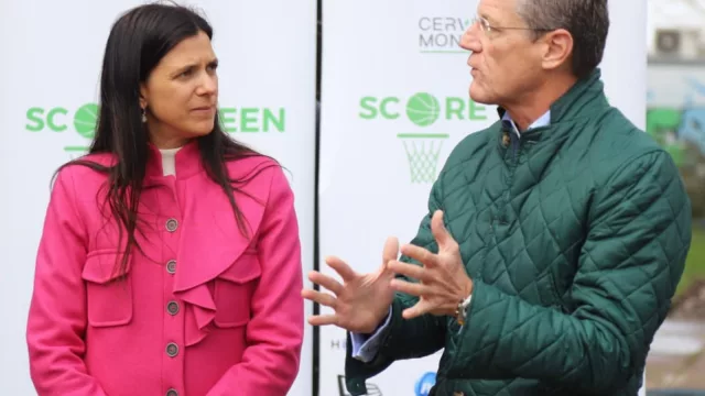 Director de la Asociación Internacional de Marcas - INTA estuvo en uruguay y junto a Score Green visitó liceo al que se le donaron tableros de básquetbol reciclados