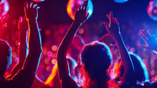 Se viene una nueva Noche de la Nostalgia y cada vez salir está más caro… ¿vos cómo preferís celebrar?