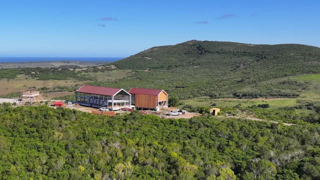 Bouza construye una nueva bodega para vinos oceánicos (y piensa en un hotel para Melilla)