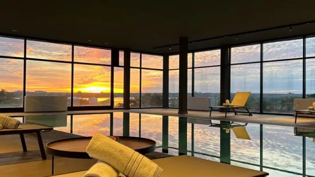 Midland Hotel & Resort All Inclusive te espera en primavera con una de las vistas más increíbles del atardecer sobre el Río Negro