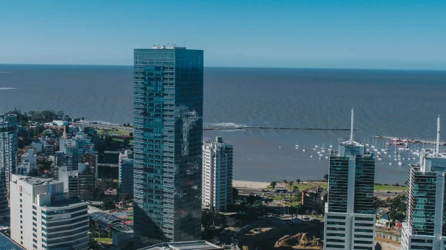 Esto es lo que sale alquilar un local en las torres empresariales