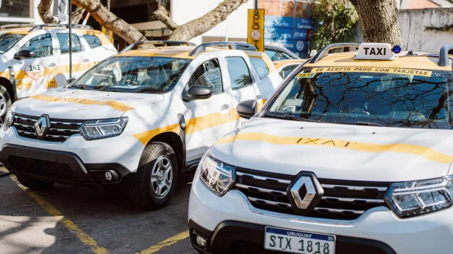 Renault y la gremial del taxi: un solo corazón (firmaron acuerdo para la compra de 100 vehículos Duster)