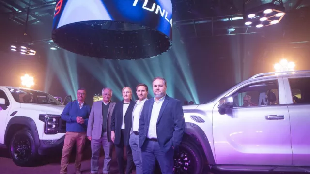 Homero de León trajo la primera pick up híbrida del mercado (es enorme y promete 13 Km/L en la ciudad)