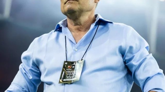 La manija es total: los hinchas de Peñarol quieren saber de qué marca es la camisa que usa Diego Aguirre en Copa Libertadores (y una empresa se la adjudicó)