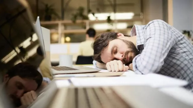 ¿Adoptaría en su empresa una nueva tendencia que hay para aumentar la productividad de los empleados… la power nap o siesta corta?