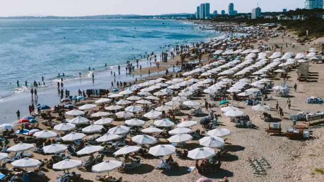 Una opción de regalo corporativo (sombrillas Dolbysa con logo y filtro UV50+)