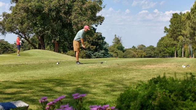 Eso sí que es embocarla en el hoyo (torneo de golf de Aeropuertos UY y Duty Free UY a beneficio de Cimientos)