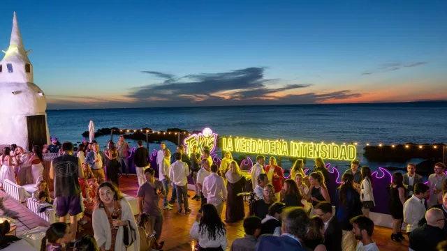 Un osito intenso y a puro Takis (Bimbo lanzó temporada de verano en Casapueblo)