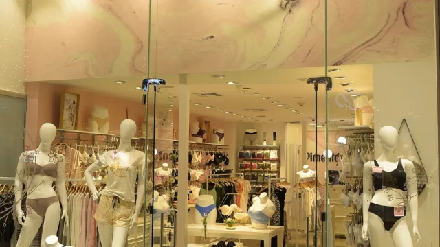 Afuera del shopping la calle se pone picante (Pimentón abrió nuevo local propio sobre Ellauri)