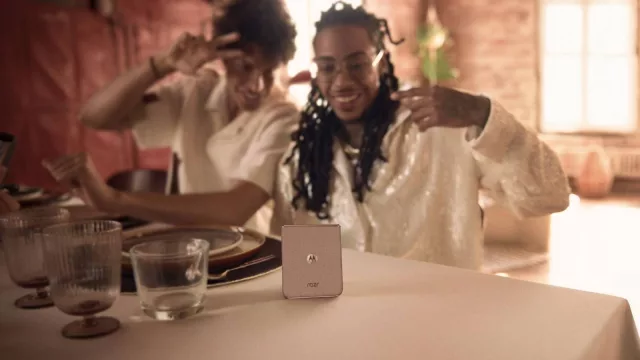 Motorola razr 50 ultra ya está en Uruguay (y con el color del año: Mocha Mousse)